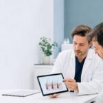 Médico especialista revisando tipos de alopecia con paciente en consulta capilar en Huelva