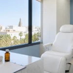 ¿Se puede hacer un injerto capilar tomando anticoagulantes? Consulta premium en Clínica Frontela Huelva con medicación y hoja clínica para valorar un trasplante capilar seguro