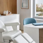 ¿Se puede hacer un injerto capilar con epilepsia? Consulta premium en Clínica Frontela Huelva con silla médica y carpeta clínica para valorar un trasplante capilar seguro
